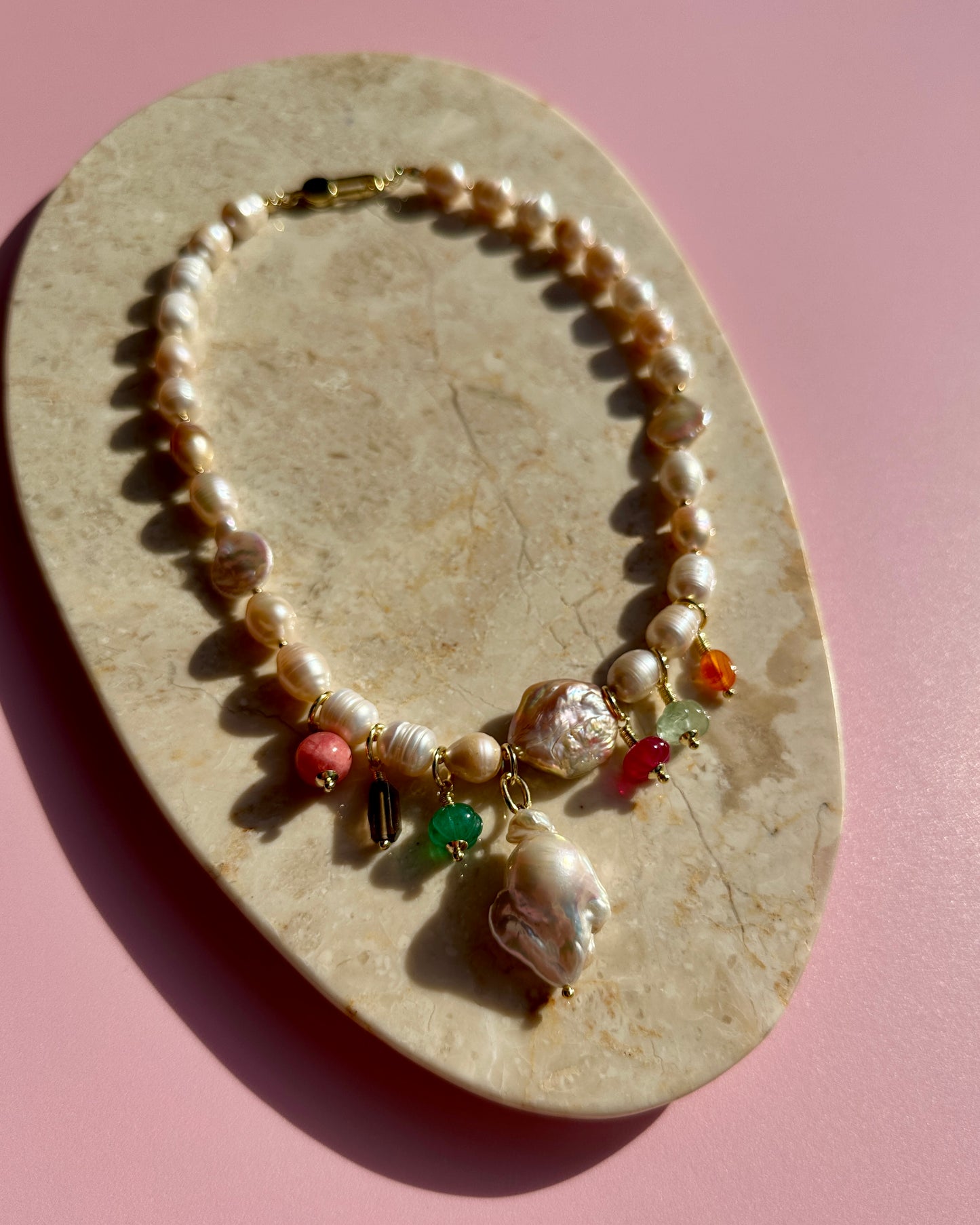 Collar Carnaval Barroca sobre Perlas