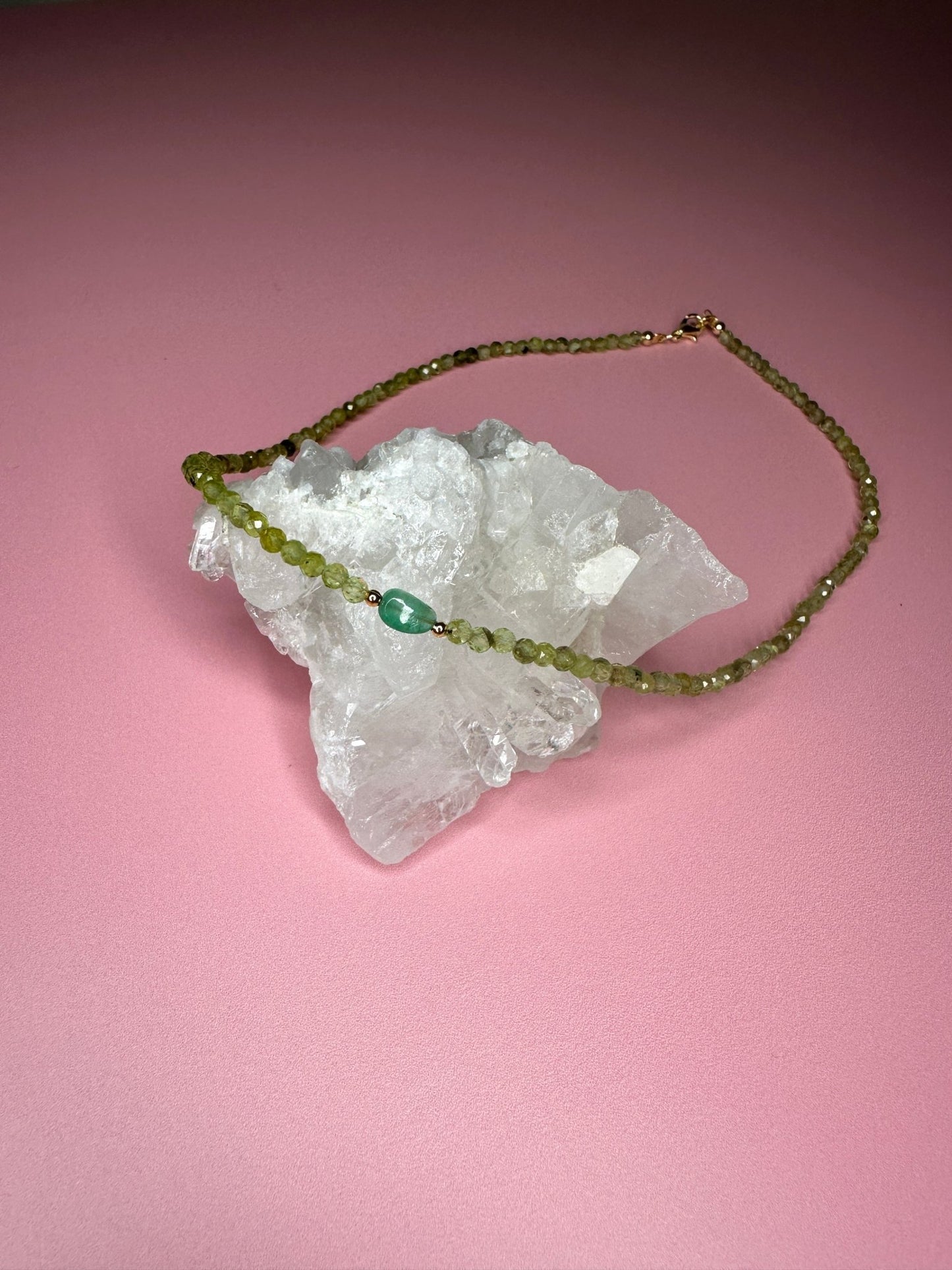 Collar Esmeralda sobre Prehnita - Diana Isler