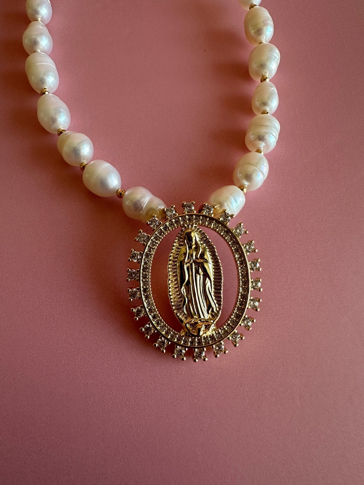 Collar Virgen de los Milagros Perlas - Diana Isler